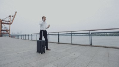 解放双手的智能行李箱