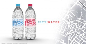 印有地图的饮料瓶