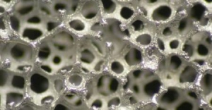 提高电动车电池能量的多孔铝合金