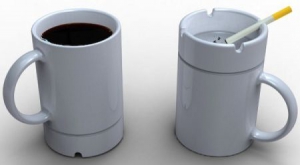 带烟灰缸的咖啡杯