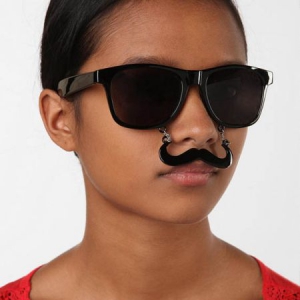 搞怪的胡须墨镜