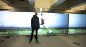 巨型参与式马拉松广告墙