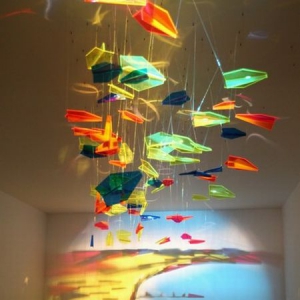 灯光与彩色玻璃“画”出的风景画