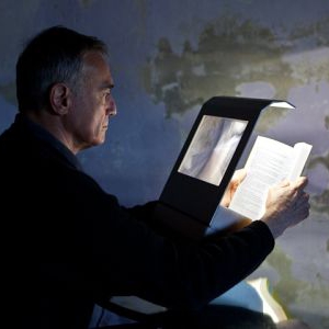 讨巧的放大镜灯