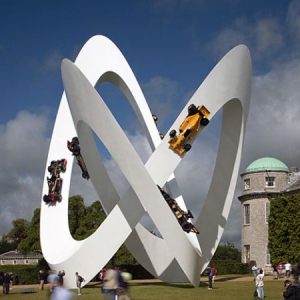 震撼眼球的莲花汽车雕塑