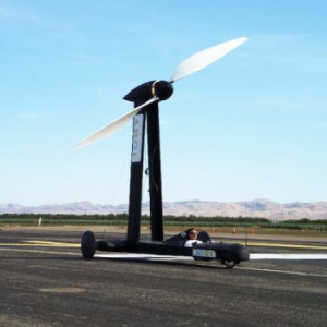 逆风时两倍于风速的风动汽车