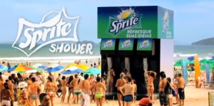 清爽夏日的“雪碧”沙滩淋浴