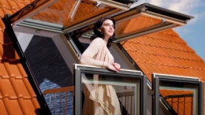 阁楼上的窗户阳台