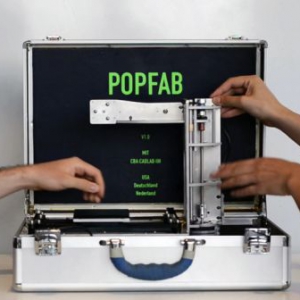 手提箱内的便携3D打印机