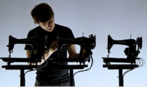 演奏乐曲的缝纫机