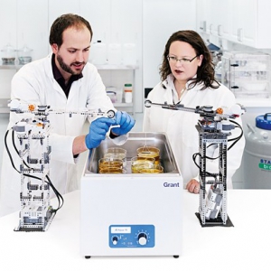 实验室里的乐高机器人助手