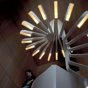 巧妙的旋转楼梯灯