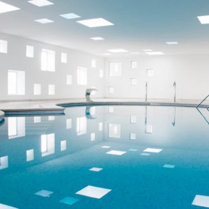 矩形控的最爱——阳光明媚的室内泳池和 SPA 设计