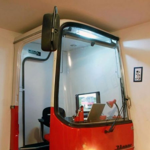 报废公交车头改造的私人工作间