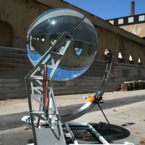 巨大的玻璃球透镜太阳能发电装置