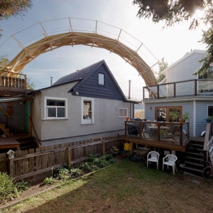 住宅区内的瞭望小木桥