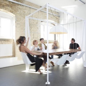 惬意的秋千会议室