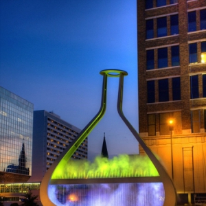 巨大的烧瓶艺术雕塑