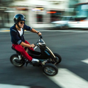 三轮侧倾式电动代步车