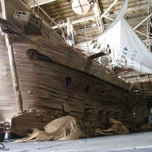 牛人用纸板制作的巨型海盗船