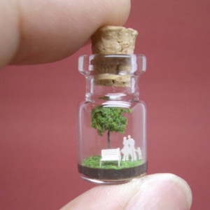 袖珍瓶中的雕塑