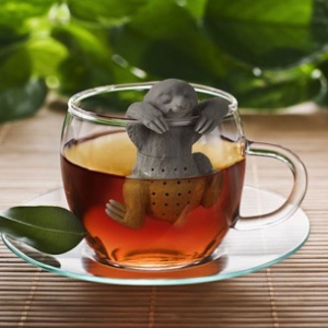 休憩在杯口的树懒茶包