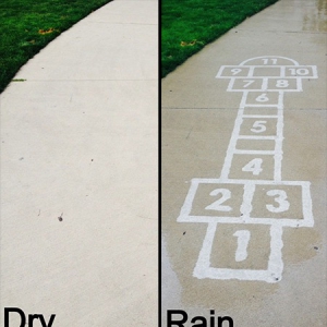 温馨的雨天街头艺术