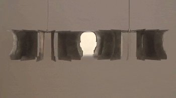 映射出人头部轮廓的动态雕塑