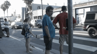 过马路前先和路灯顶个拳