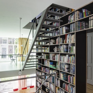 设在楼梯旁的妙用书架