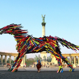 巨大的木板动物雕塑