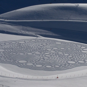 雪地上的巨幅艺术画