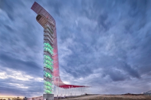 飘舞着“秀发”的赛场瞭望台