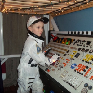 由旧电视面板改造而来的航天飞机控制台