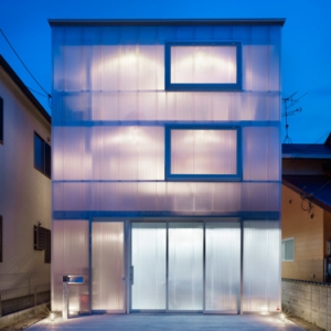 灯光盒子之静谧的塑料墙住宅