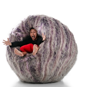 毛绒绒的“食人”沙发