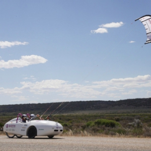 依靠风筝横跨澳洲大陆的电力小车