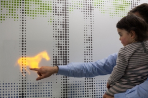 儿童医院里的互动LED墙