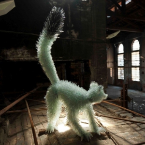 逼真的玻璃动物雕塑