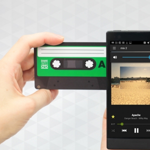 通过传统方法发送数字祝福的音乐卡带