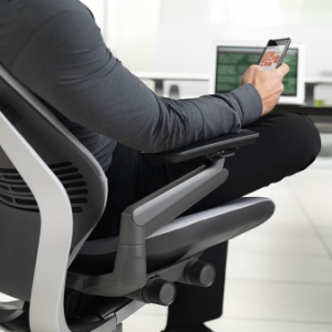 专为手机、平板用户设计的办公室座椅