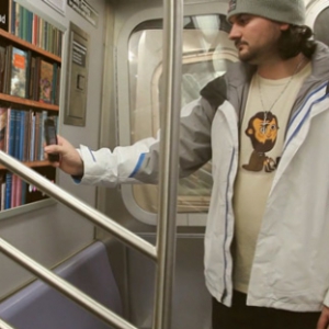 纽约地铁内的虚拟图书馆