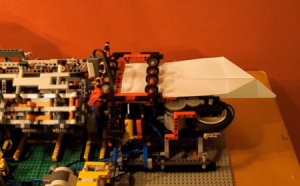 乐高打造的纸飞机制作机