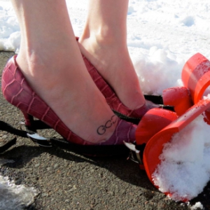 穿在鞋上的除雪犁耕