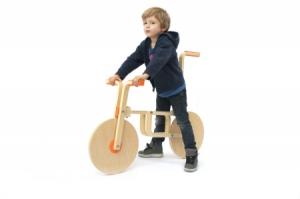 由宜家板凳组装的童车