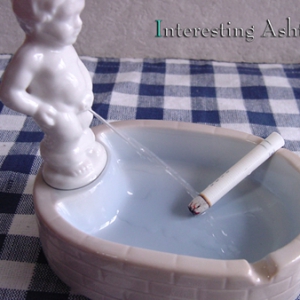 “撒尿小孩”烟灰缸