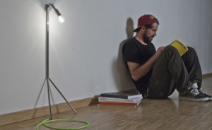 倚墙休息的台灯