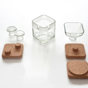 酒瓶与软木制作的桌面用品