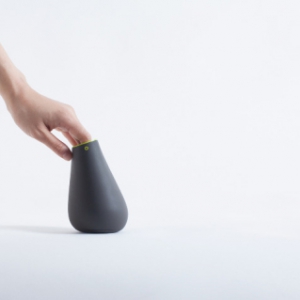 伸手进去就会叫的“害羞”音箱