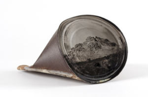 与历史的对话之废旧铁罐上的图片